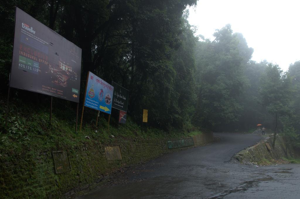 โรงแรมรับเดนเซ เรซิเดนซี Pemayangtse ภายนอก รูปภาพ